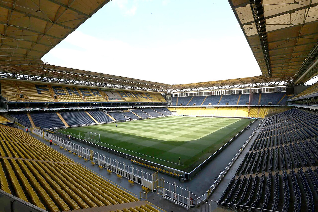 Fenerbahçe Şükrü Saracoğlu Stadı tribünleri ve saha, 2015 — arşiv fotoğrafı.
